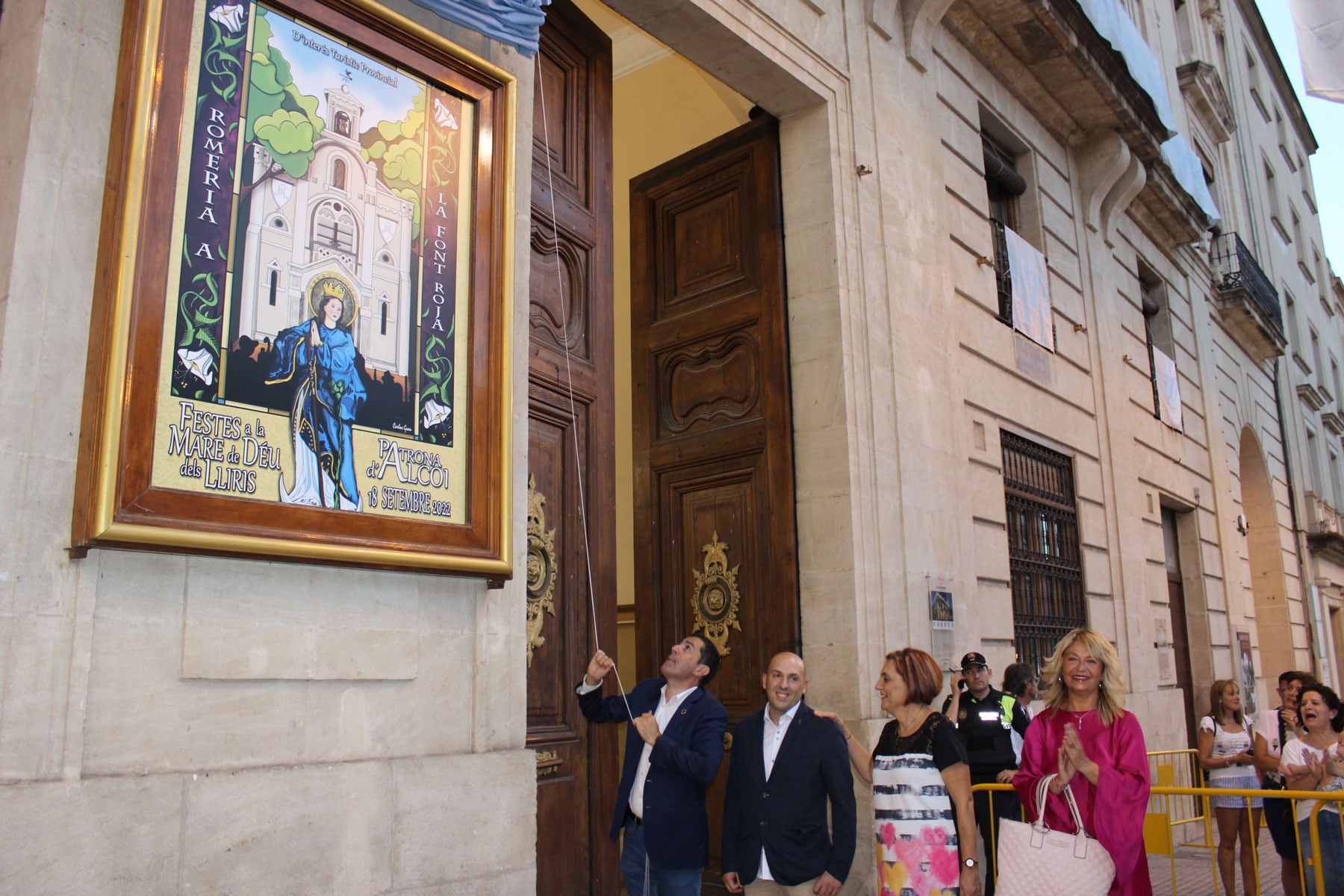 El alcalde de Alcoy, Toni Francés, en el momento del descubrimiento del cartel junto a su autor Carlos Gran, la presidenta de la Archicofradía, Reme Perelló y la concejal de Fiestas, Carol Ortiz
