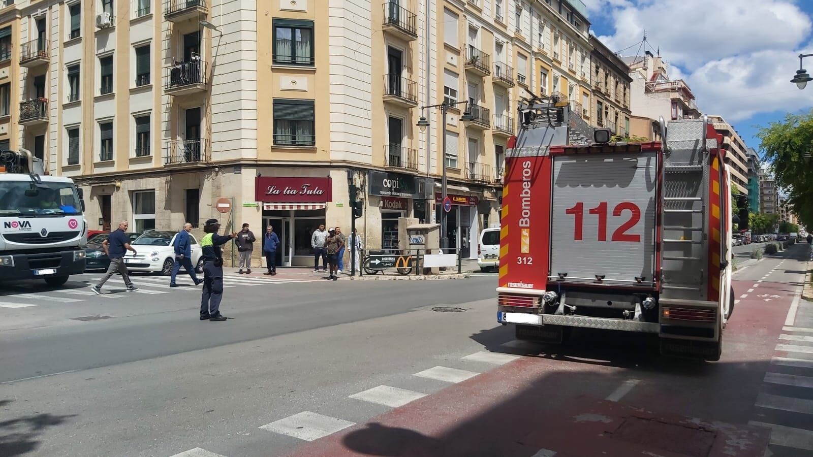 Una agente de la Policía Local de Alcoy regulando el tráfico al mediodía del pasado lunes en la Alameda Camilo Sesto mientras los bomberos atendían una incidencia.