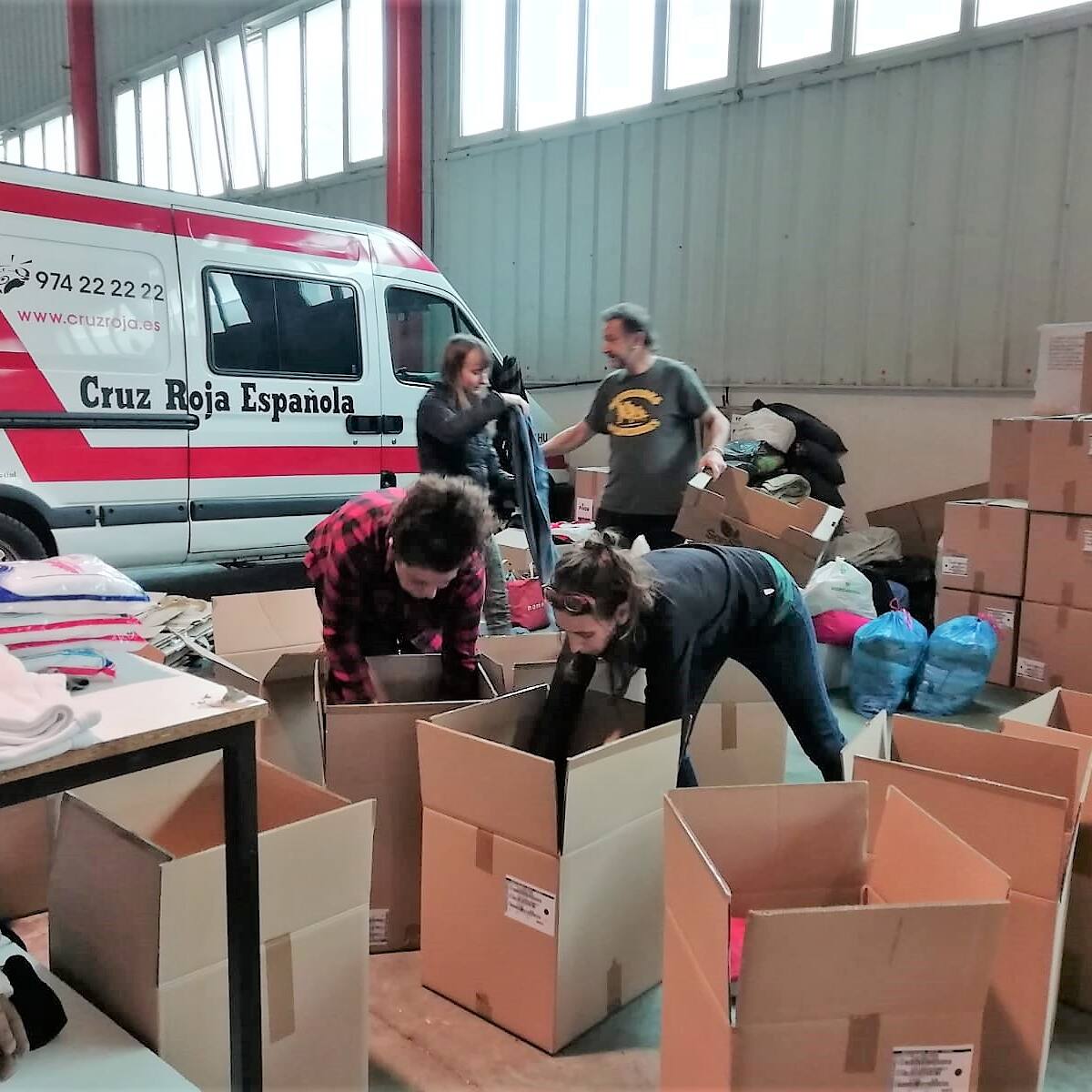 Refugiados de los Balcanes recibirán 200 cajas de ropa y 30 de comida