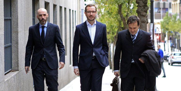 GRA003. BILBAO, 13/11/2014.- El alcalde de Vitoria, Javier Maroto (PP) (c), se dirige a declarar ante la Fiscalía del Tribunal Superior de Justicia del País Vasco por la denuncia que presentó contra él la plataforma SOS Racismo, que le acusa de los delitos de incitación al odio y contra los derechos de los extranjeros. EFE/LUIS TEJIDO