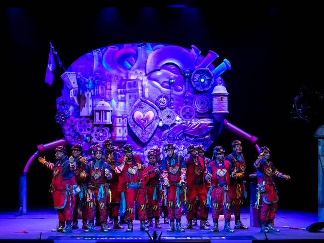 La comparsa de los hermanos Pastrana sobre el escenario del Gran Teatro Falla.