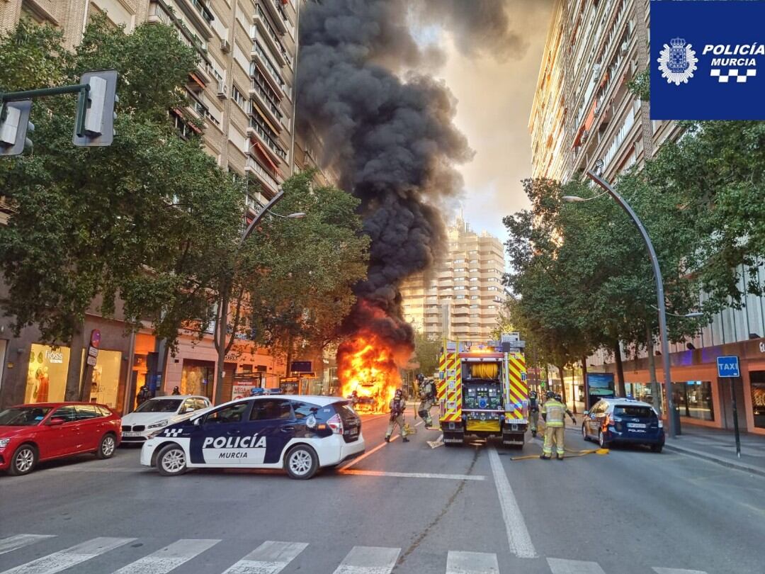 Arde un autobús &#039;colorao&#039; en la Gran Vía de Murcia