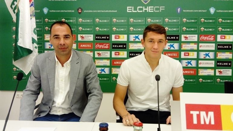 Jorge Cordero, a la izquierda, junto al muevo central del Elche Zotko