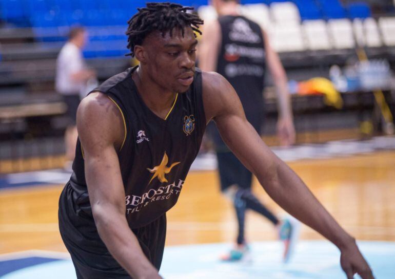 El jugador nigeriano ya trabaja con sus nuevos compañeros