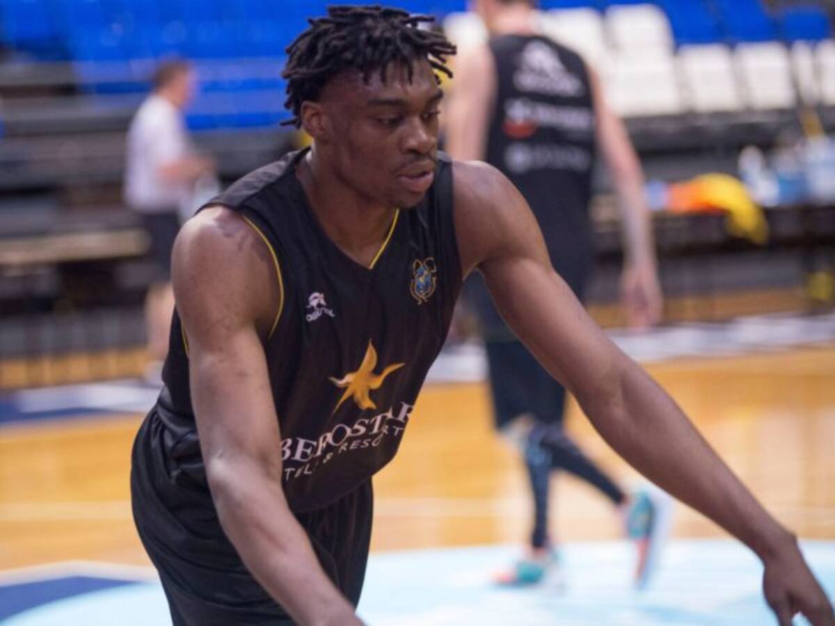 Tai Odiase ya trabaja con sus compañeros