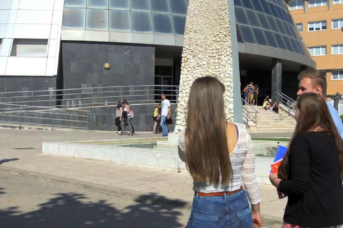 Estudiantes universitarios pasean por el Campus de las Lagunillas de la UJA