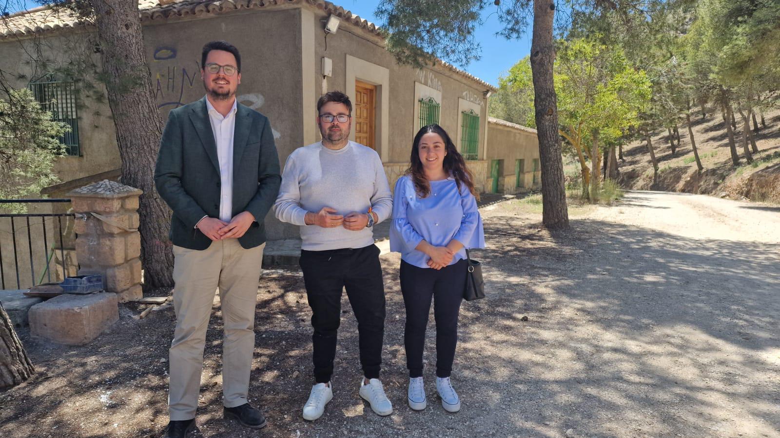 Momento de la visita del Diputado a la Casa de la Pradera de Cabra de Santo Cristo, acompañado por el alcalde, Juan Guidú