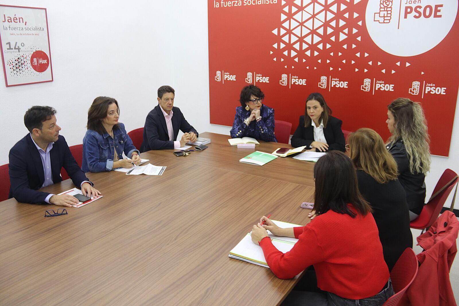 La secretaria de Políticas Sociales del PSOE Jaén, Ángeles Díaz (centro), durante la reunión con responsables de municipios de más de 20.000 habitantes.