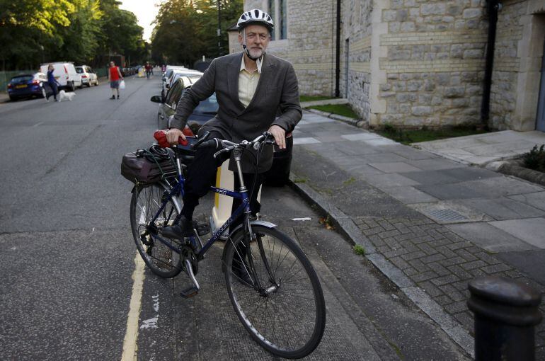 Jeremy Corbyn, con su bicicleta