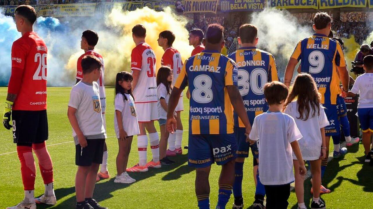 Los jugadores de Estudiantes de la Plata reciben a Rosario Central con un pasillo de espaldasn