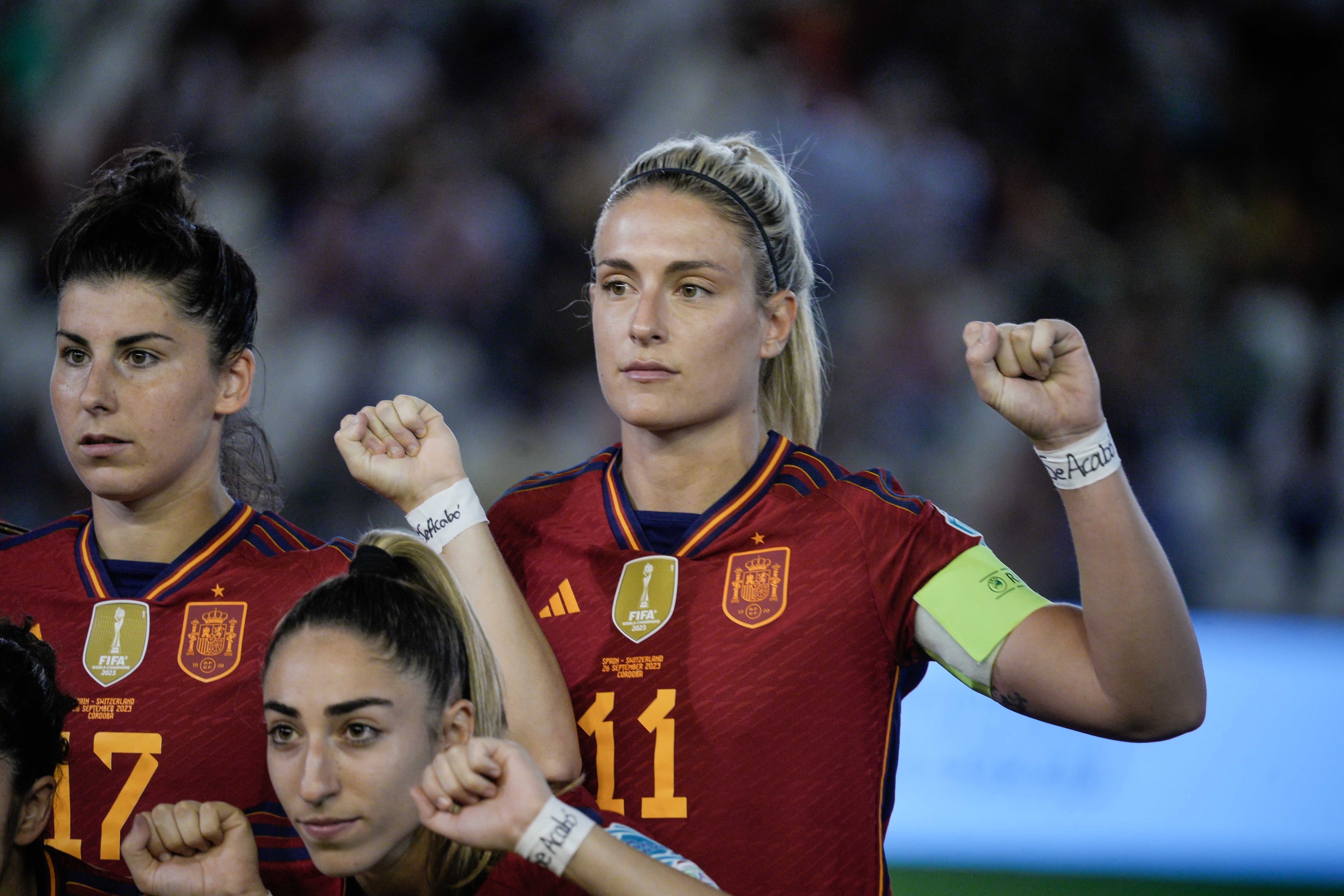 La capitana de la selección española Alexia Putellas muestra una pulsera contra la Violencia de Género antes del encuentro de la UEFA Liga de las Naciones entre España y Suiza, este martes en el Estadio Nuevo Arcángel en Córdoba. EFE/ Rafa Alcaide