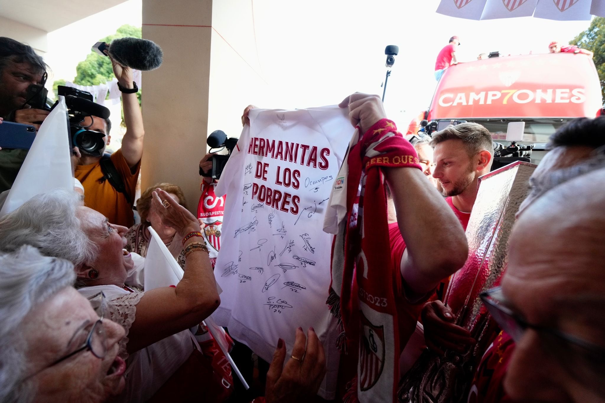 Camiseta de las hermanitas de los pobres en la celebración del Sevilla Fútbol Club.