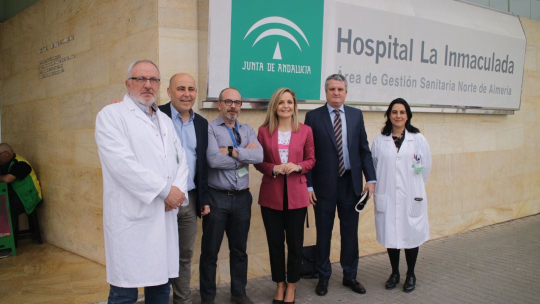 La delegada del Gobierno de la Junta, Maribel Sánchez en su visita al Hospital La Inmaculada en Huércal Overa.