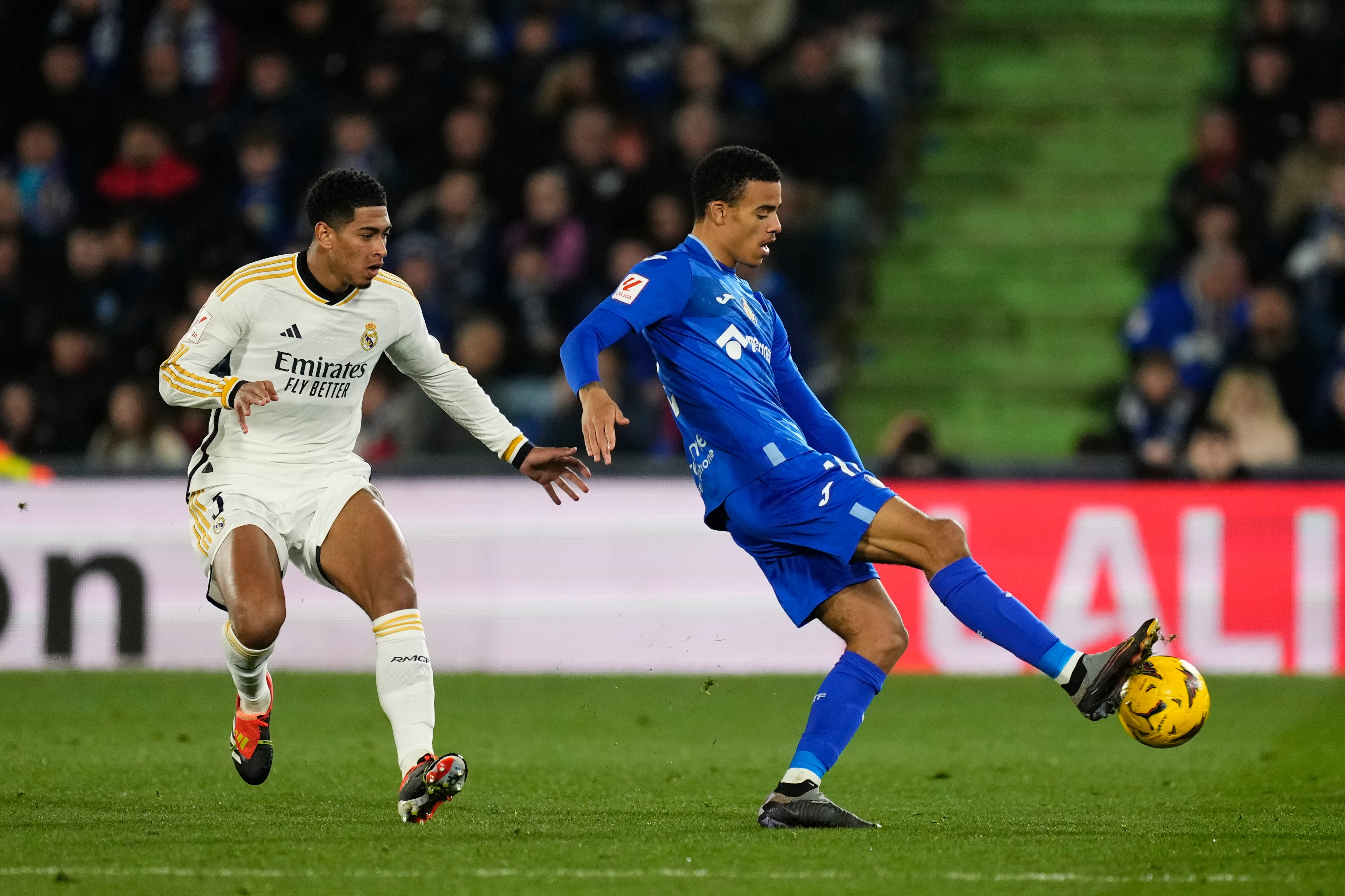 Mason Greenwood y Jude Bellingham, en el partido del Coliseum entre Getafe y Real Madrid. (Photo by Jose Breton/Pics Action/NurPhoto via Getty Images)