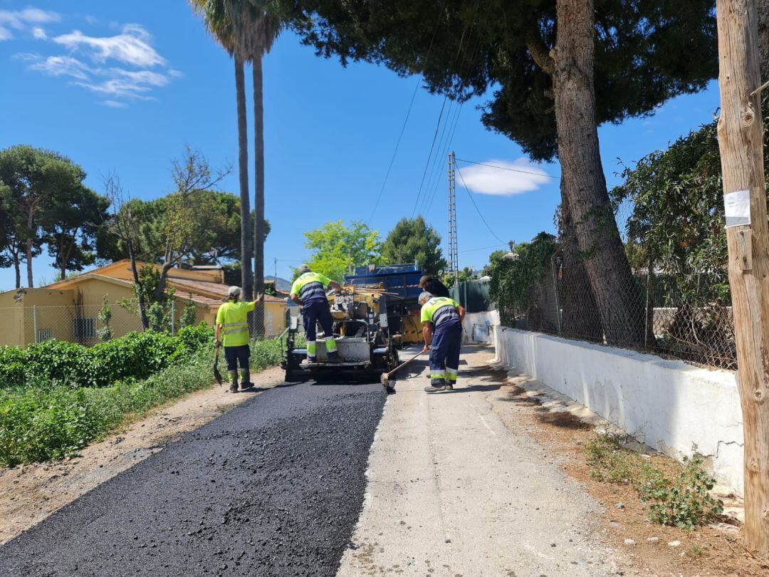 Trabajos de asfaltado en el camino que une el Polígono Campo Alto de Elda con la Estación de Monóvar