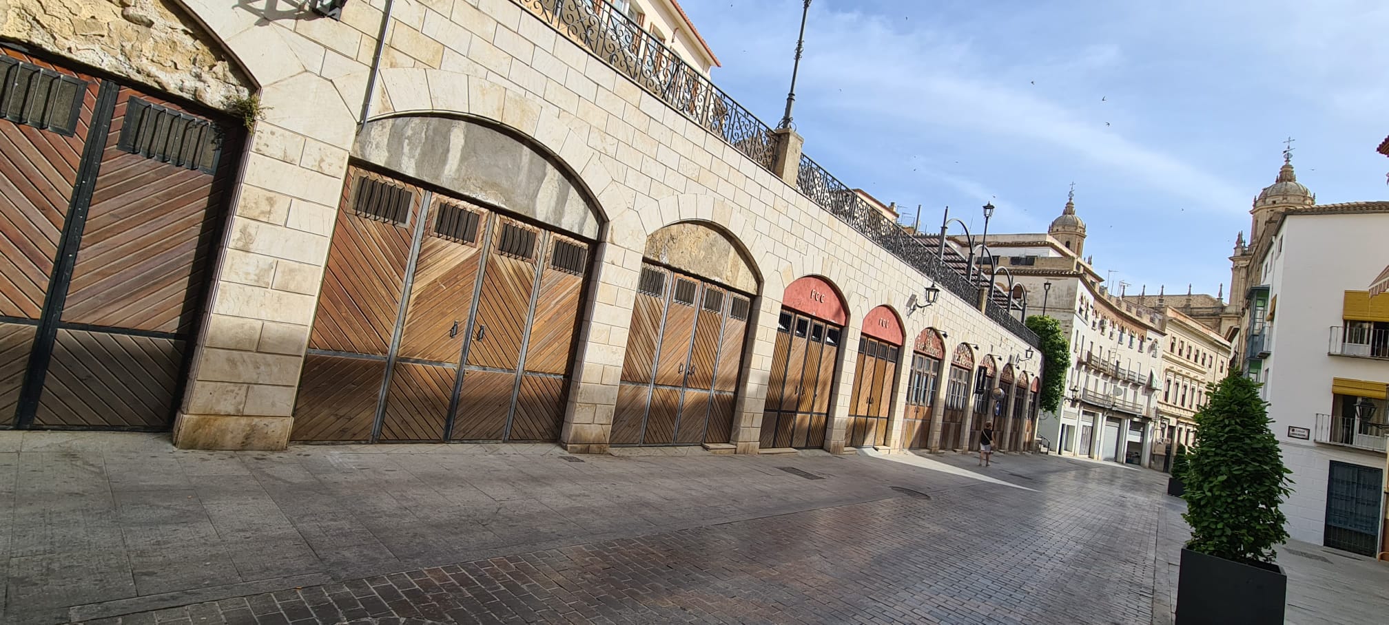 Cocheras municipales que albergarán la próxima oficina de turismo en Jaén capital.