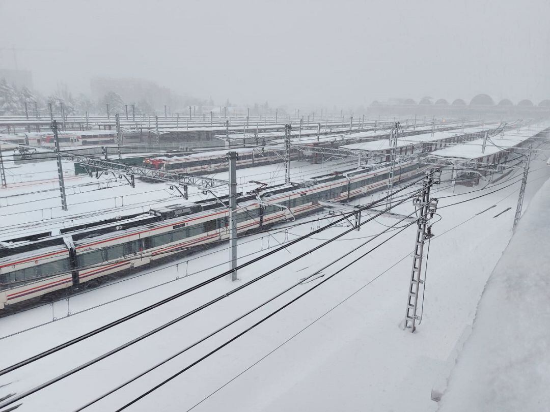 El temporal de nieve ha obligado a suspender los trenes entre Logroño y Madrid.