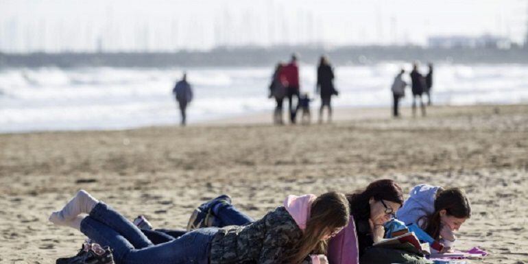 Chicas en la playa de Valencia, al sol de invierno
