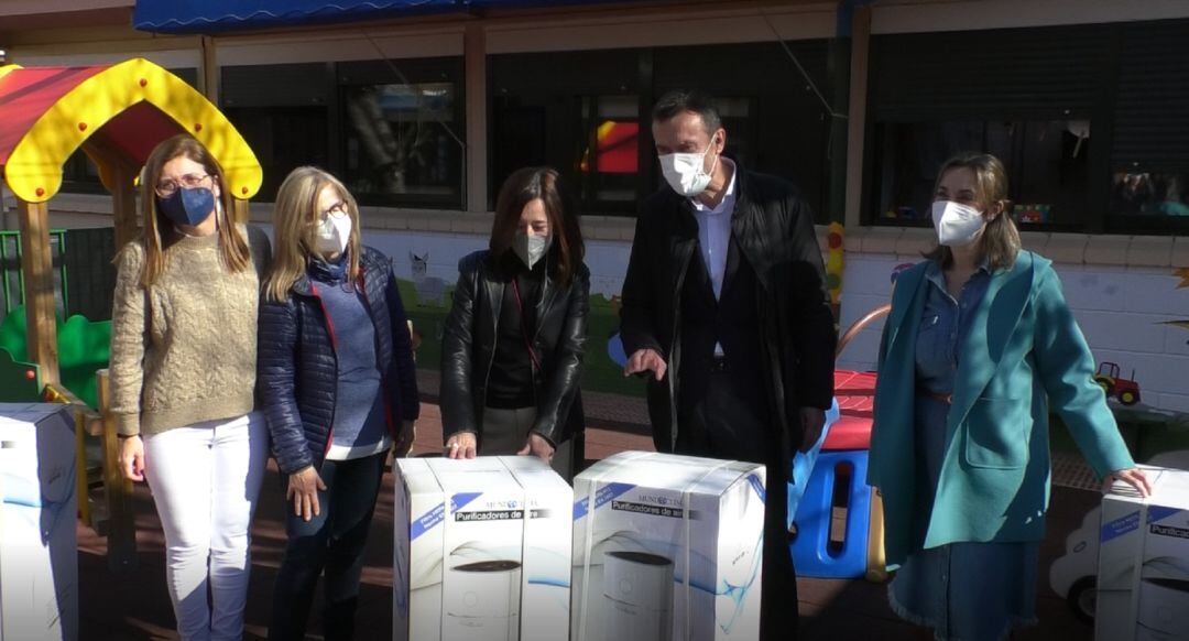El alcalde de Elche, Carlos González, en la entrega simbólica de los purificadores de aire en una de las escuelas infantiles