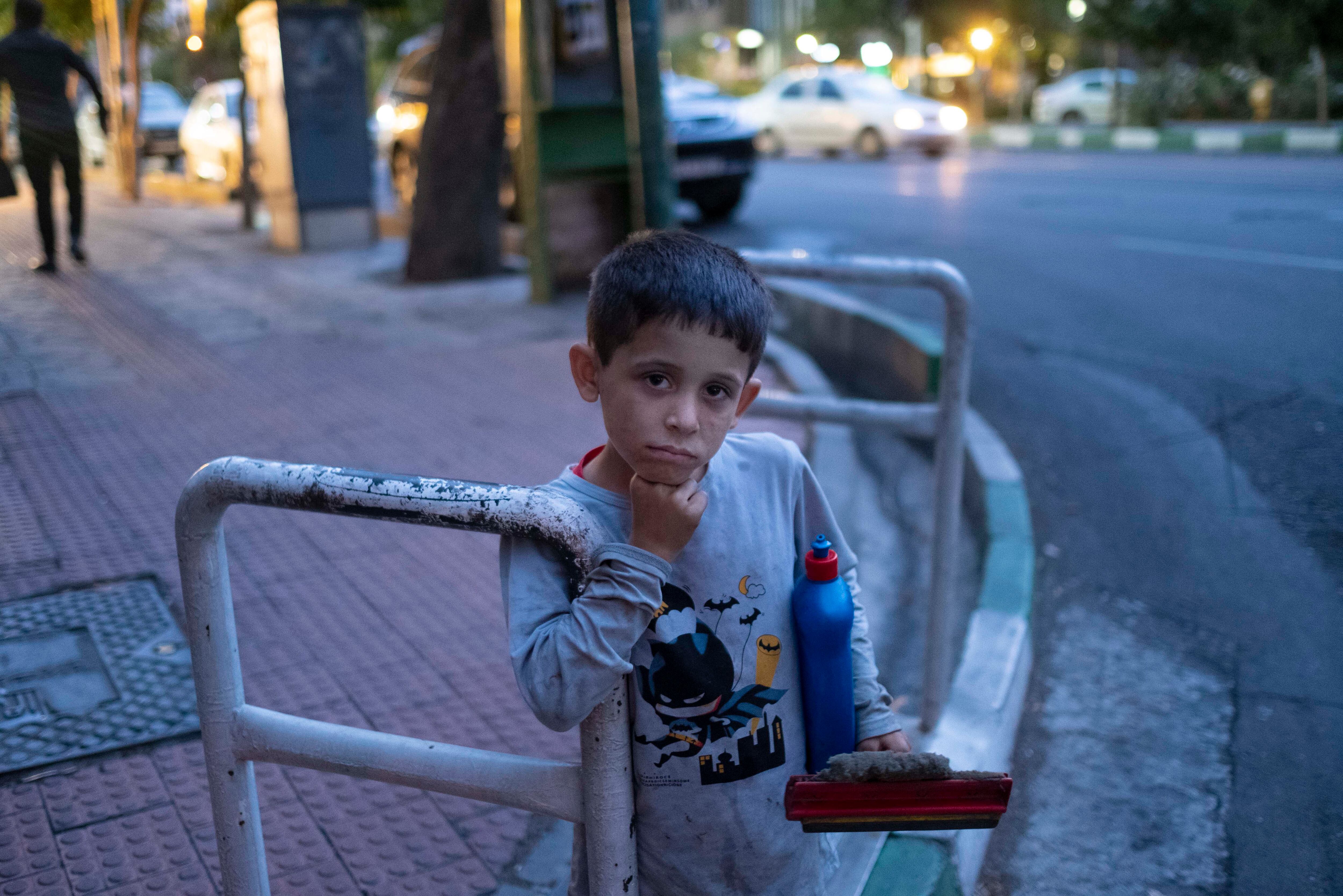 Un niño obligado a trabajar en las calles de Teherán, Irán