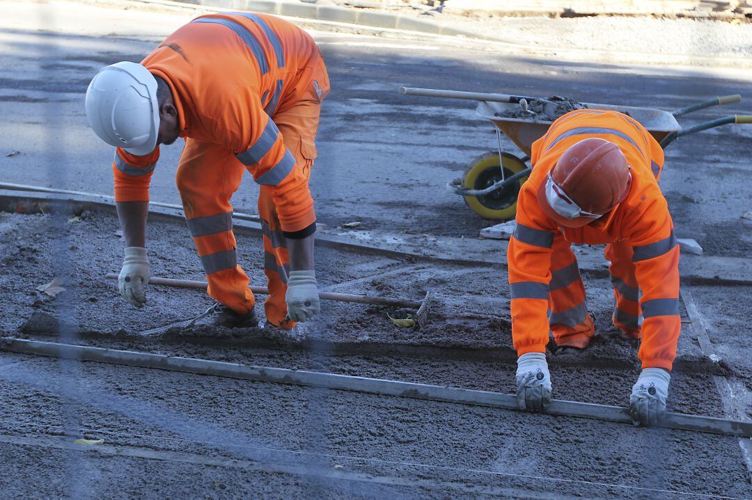 Imagen de unos trabajadores de la construcción en Castellón