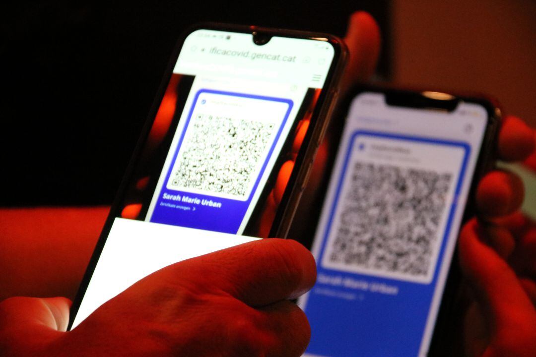 Validación de un certificado de vacunación en una discoteca de Barcelona