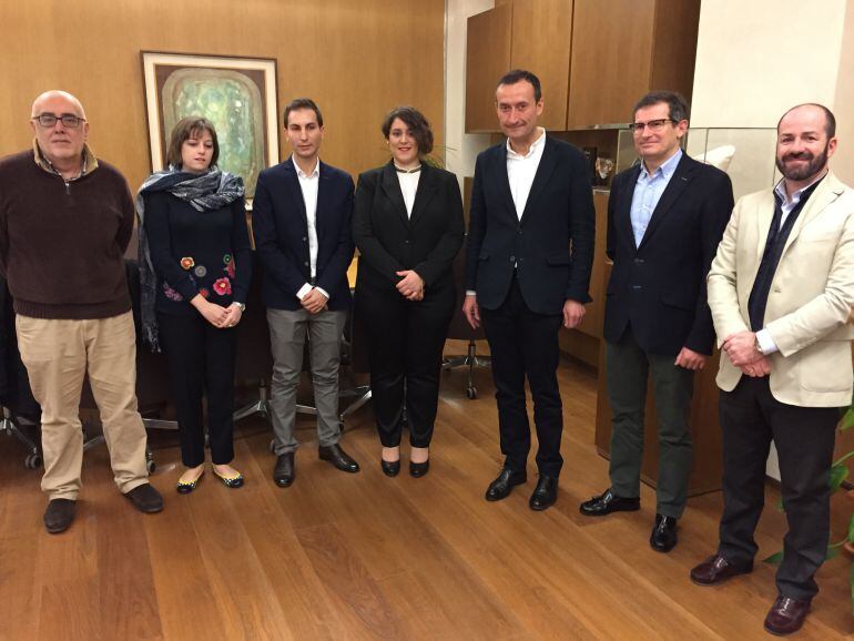 El alcalde y el concejal de Fiestas con la Tripleta y miembros de la Junta Mayor