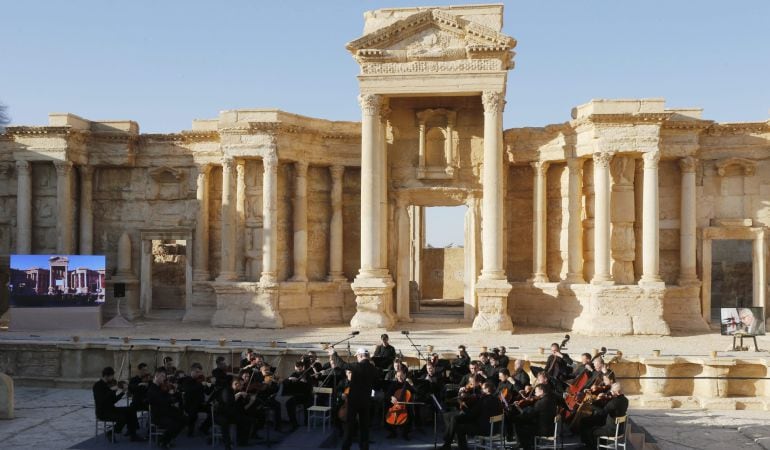 La orquesta rusa del Teatro Marrinsky durante un concierto en el Anfiteatro de Palmira.