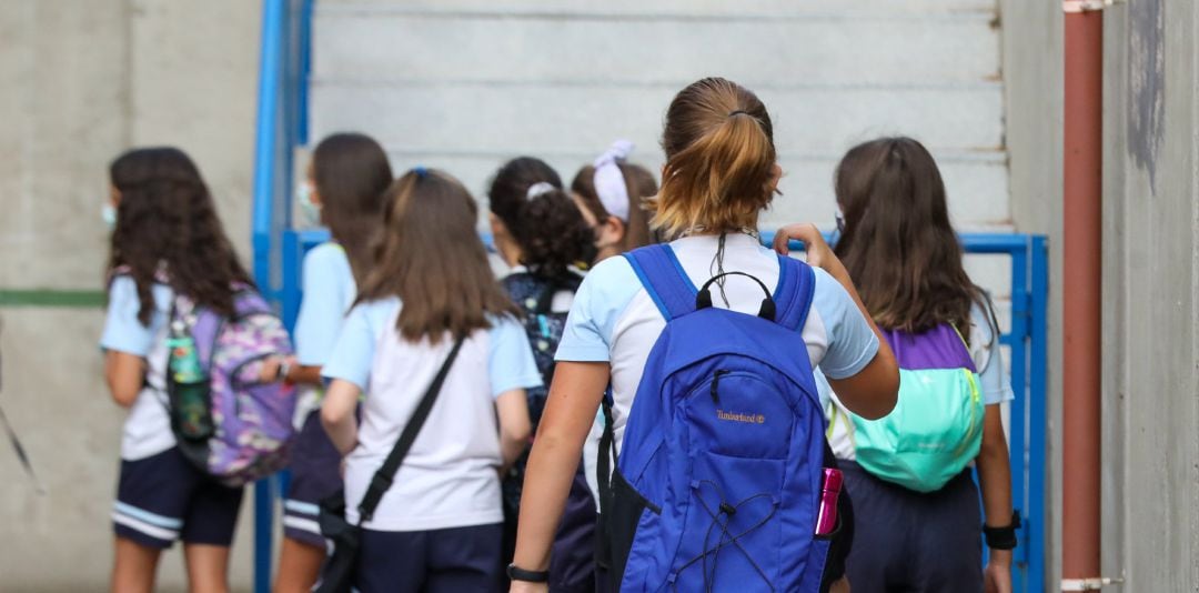 Archivo - Un grupo de niños entran en el colegio 