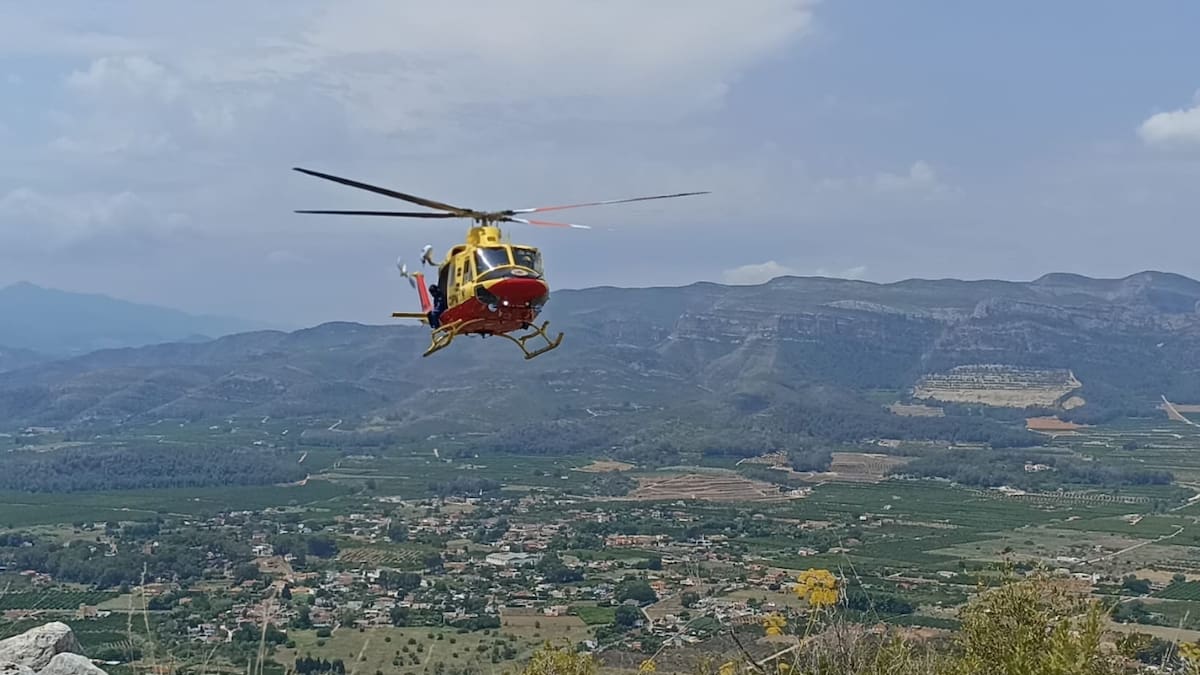 Los bomberos rescatan a una senderista en Genovés