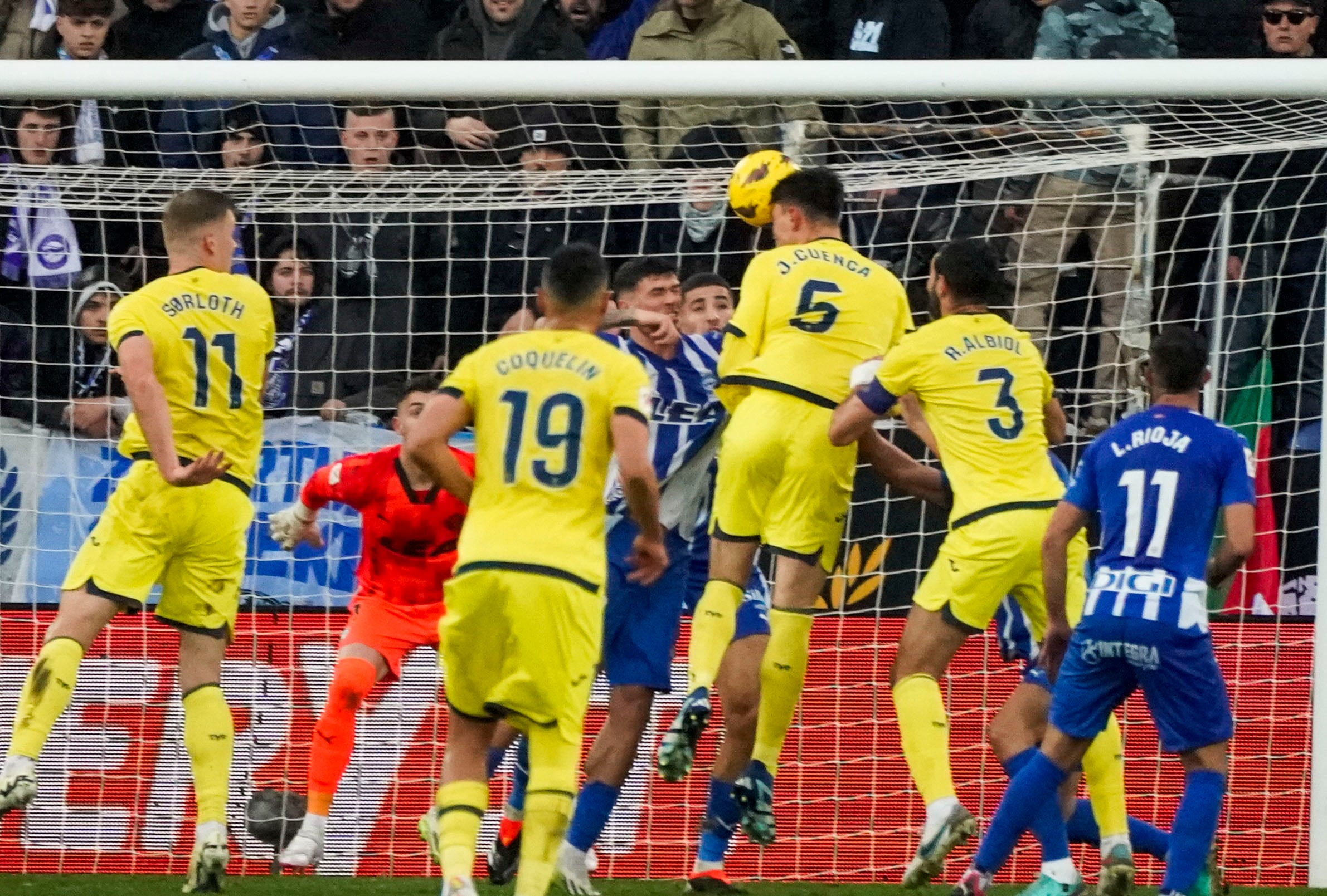 VITORIA, 10/02/2024.- El jugador del Villarreal Jorge Cuenca (3d) marca el 1-1 contra el Alavés en el partido correspondiente a la jornada 24 de LaLiga EA Sports este sábado Mendizorroza  en Vitoria. EFE / L. Rico
