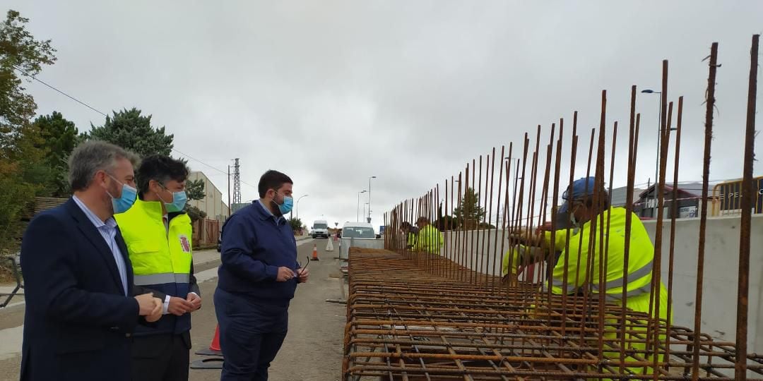 El subdelegado del Gobierno, Arturo Barral, y el alcalde de Ávila, Jesús Manuel Sánchez Cabrera, han visitado las obras de Las Hervencias