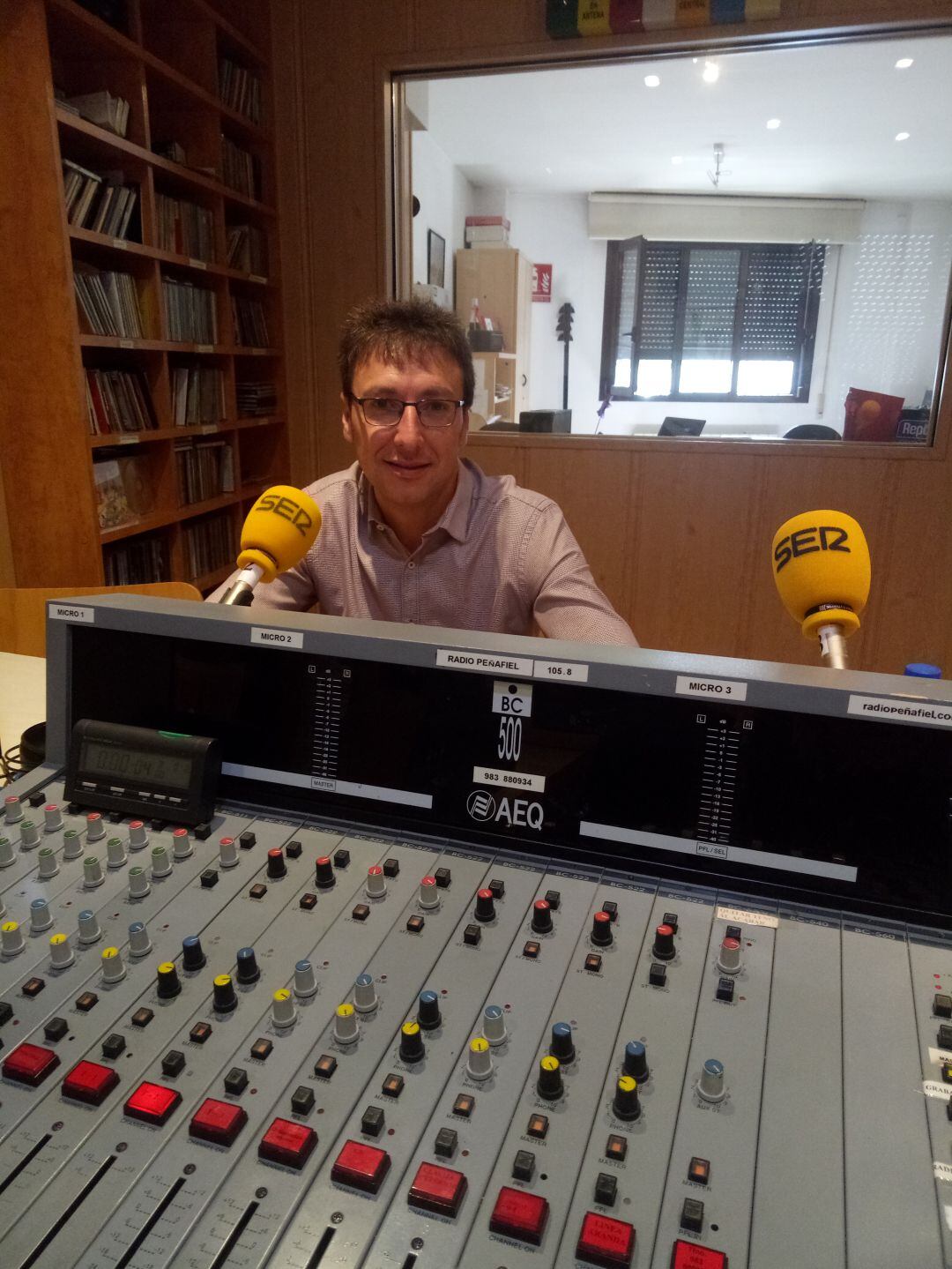 Tomás Veganzones, concejal de Fiestas en los estudios de Radio Peñafiel Cadena SER
