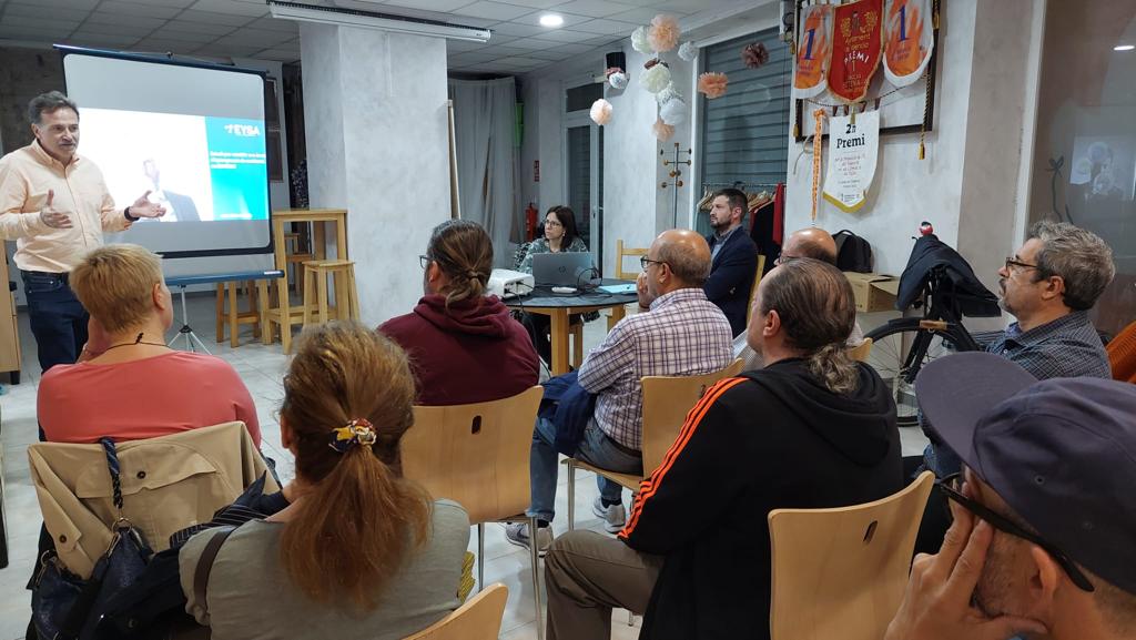 El concejal de Movilidad Sostenible, Giuseppe Grezzi, en la reunión con las entidades vecinales.