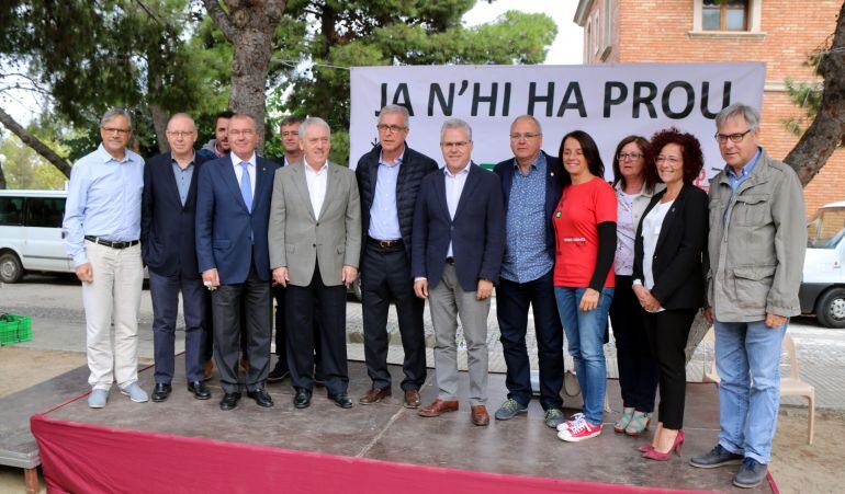 Organitzadors i autoritats presents a l'acte en defensa del ferrocarril públic. 