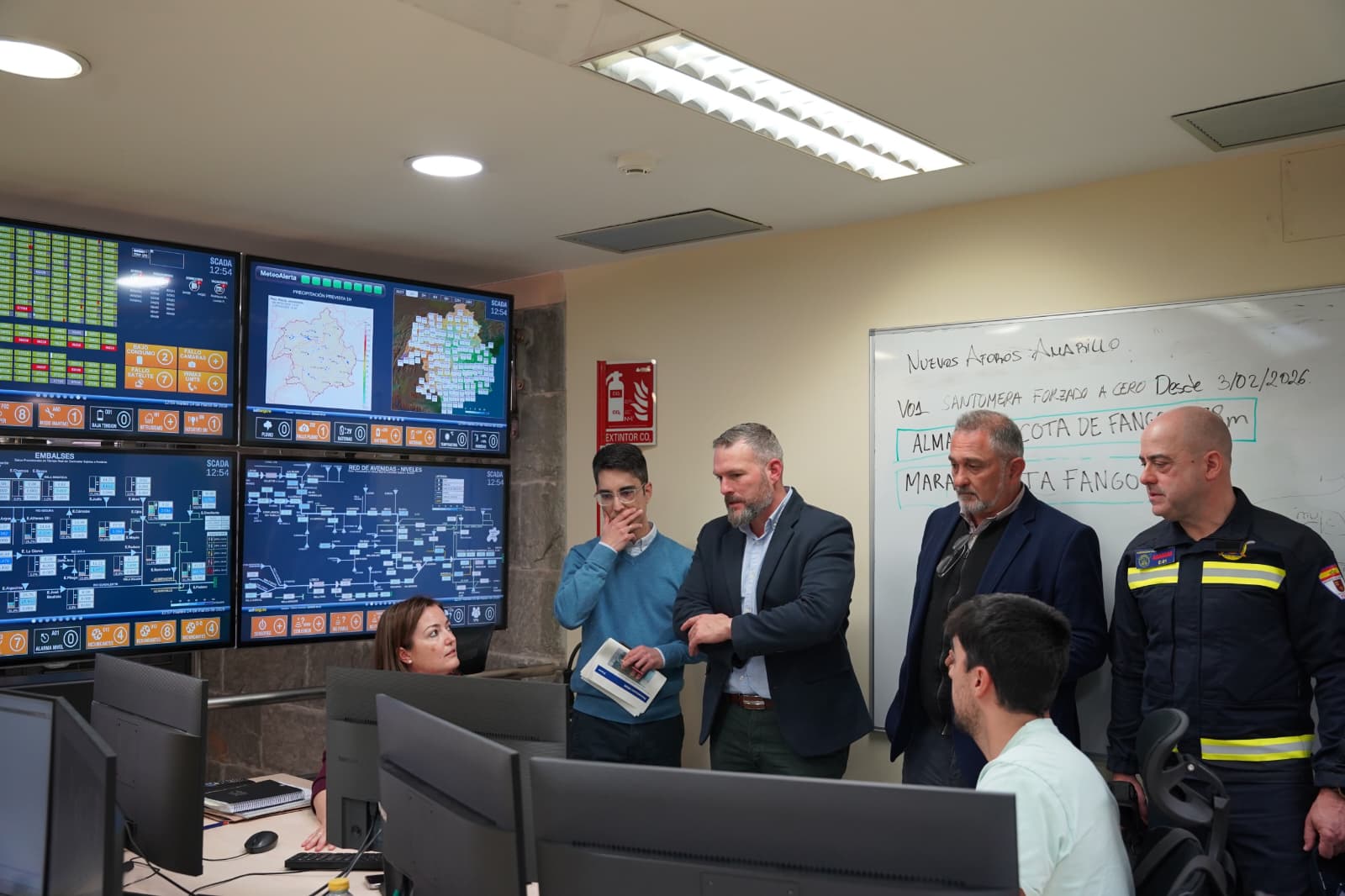 José Martínez, edil de Emergencias con trabajadores de la CHS