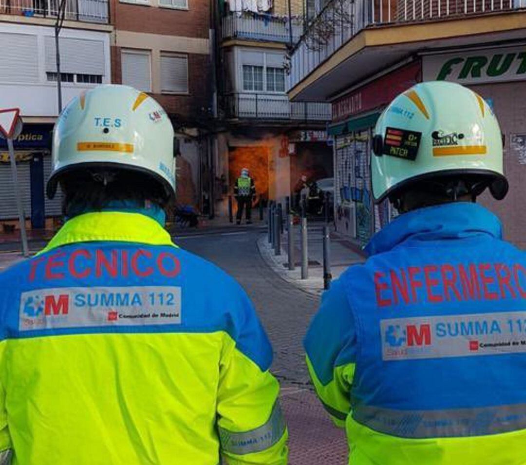 Imagen de la intervención en la calle Valdemoro de Getafe, con el fuego en el inmueble al fondo.