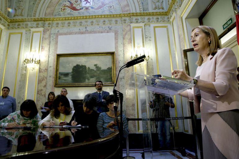 La presidenta del Congreso, Ana Pastor, durante su comparecencia en el Escritorio de la Cámara, en la que ha confirmado que contactará con los grupos parlamentarios para fijar el formato, el orden y los protagonistas de la ronda de consultas que celebrará