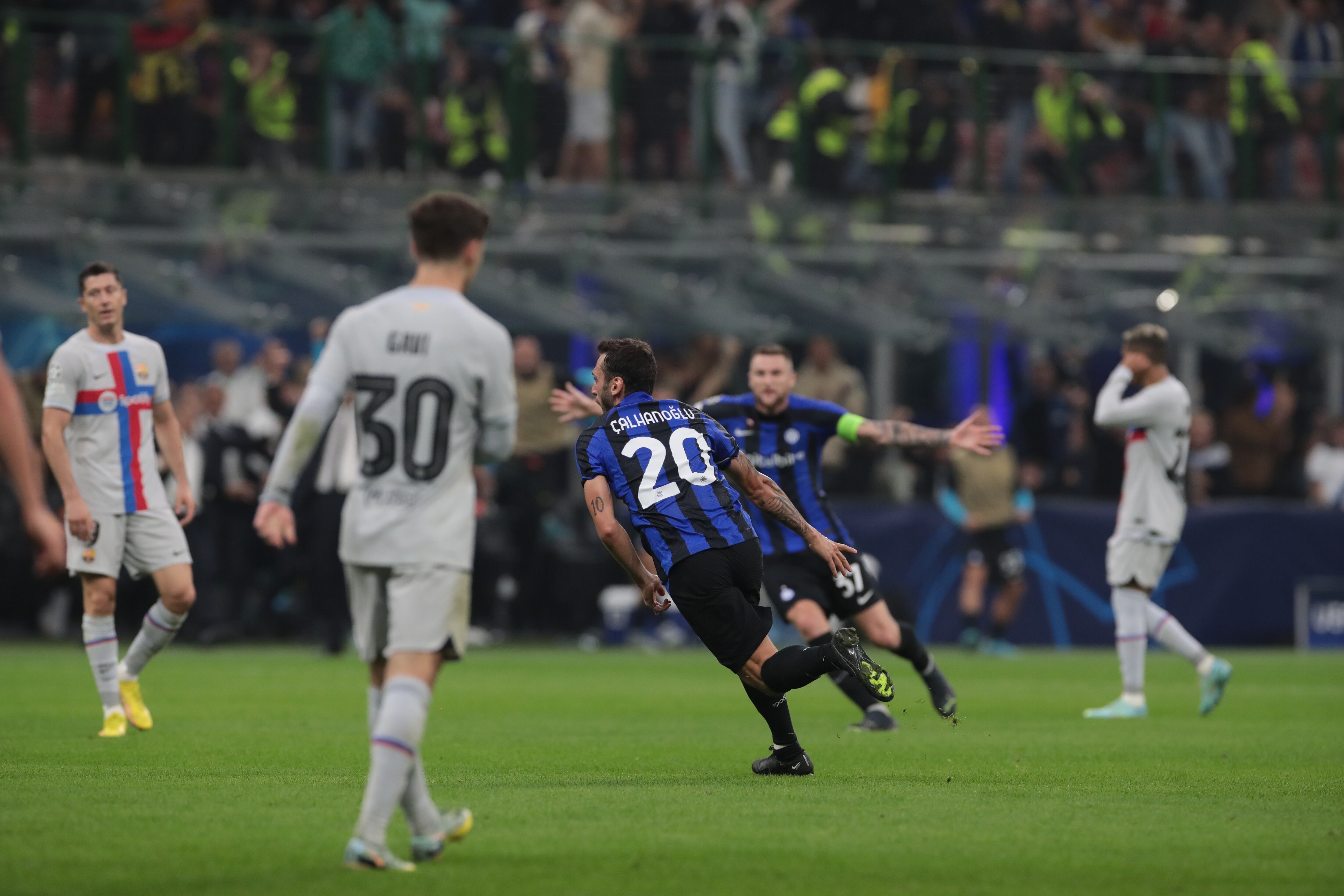 Hakan Çalhanoglu celebra su gol en el Giuseppe Meazza