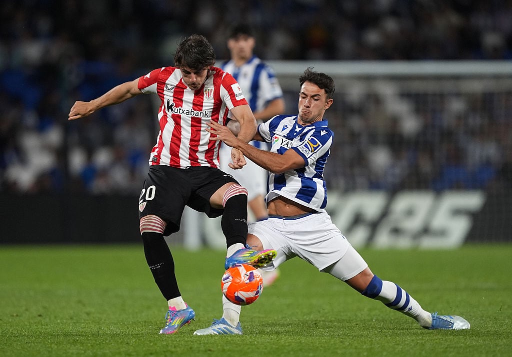 Zubimendi y Unai Gómez pelean el balón en el Real Sociedad-Athletic