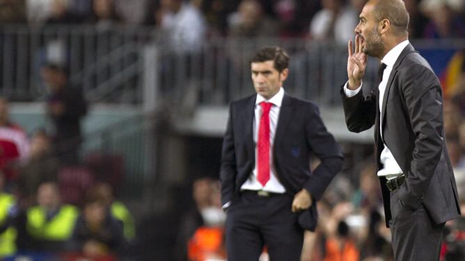 El entrenador del F.C. Barcelona Pep Guardiola da instrucciones a sus futbolistas junto al técnico del Sevilla F.C. Marcelino García Toral durante el partido correspondiente a la novena jornada de la Liga de Primera División