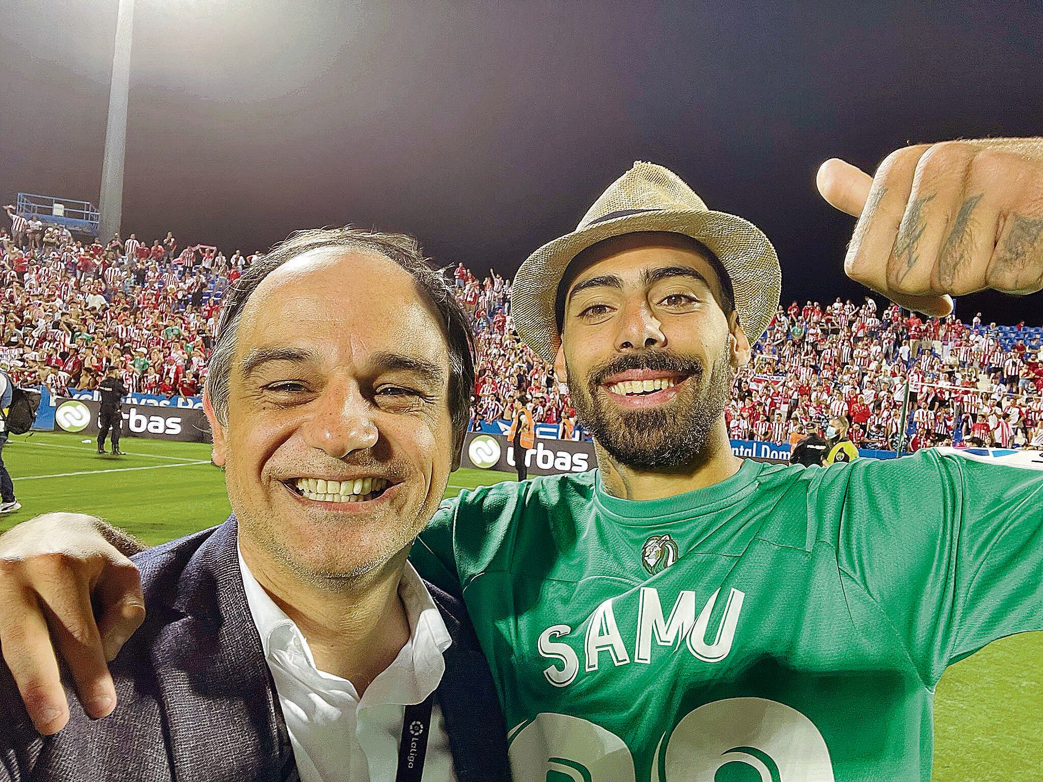 Joao Gonçalves con Samú el día del ascenso en Leganés.