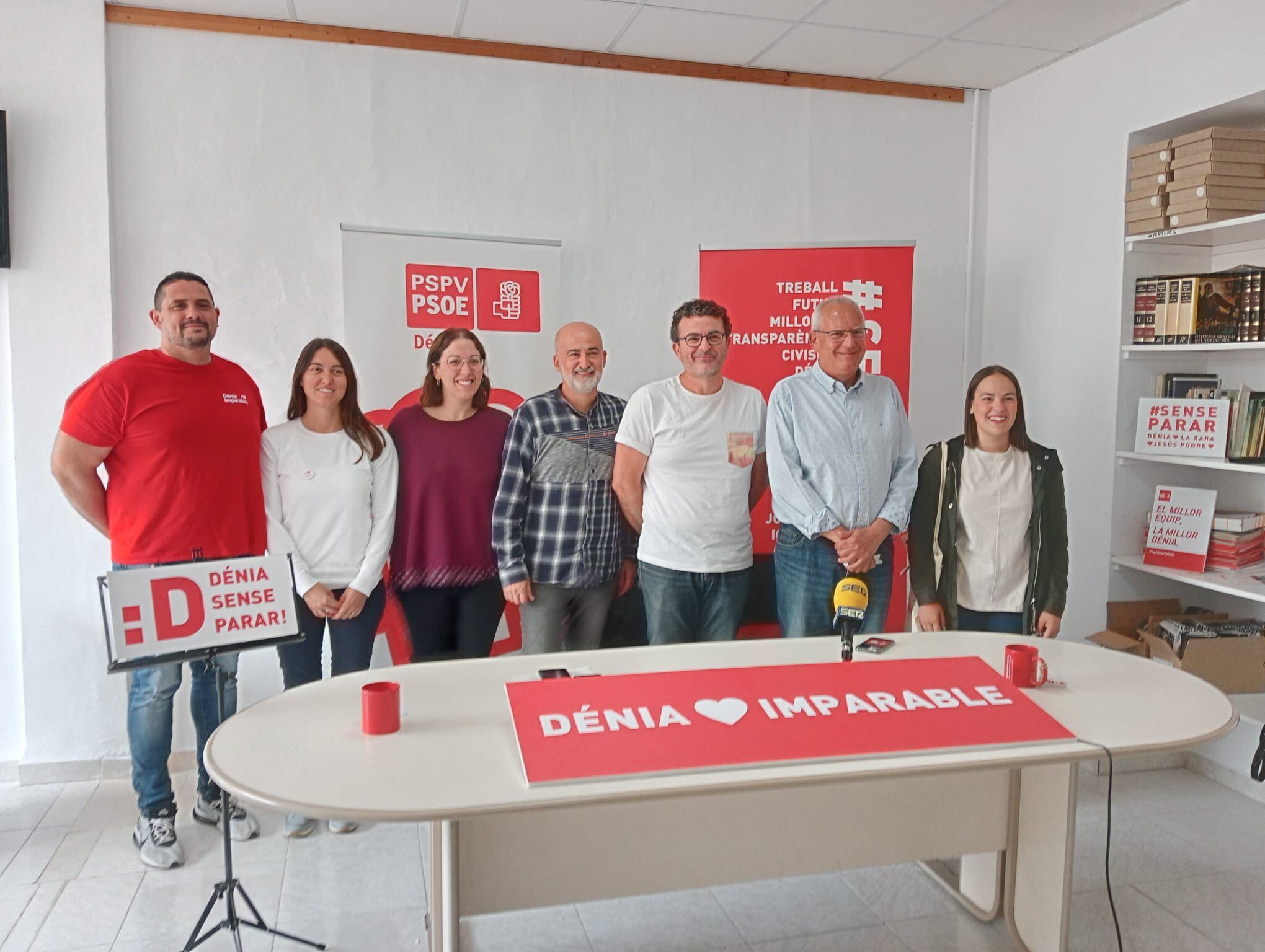 El candidato del PSPV-PSOE a revalidar la alcaldía de Dénia, Vicent Grimalt y miembros de la candidatura.