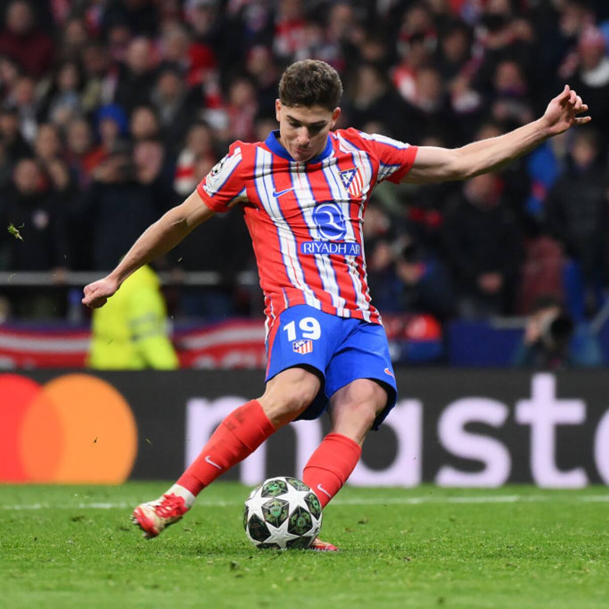 "Lo más grave es que la UEFA no se sabe las normas": el "escándalo" que ha destapado la IFAB sobre el penalti de Julián Álvarez