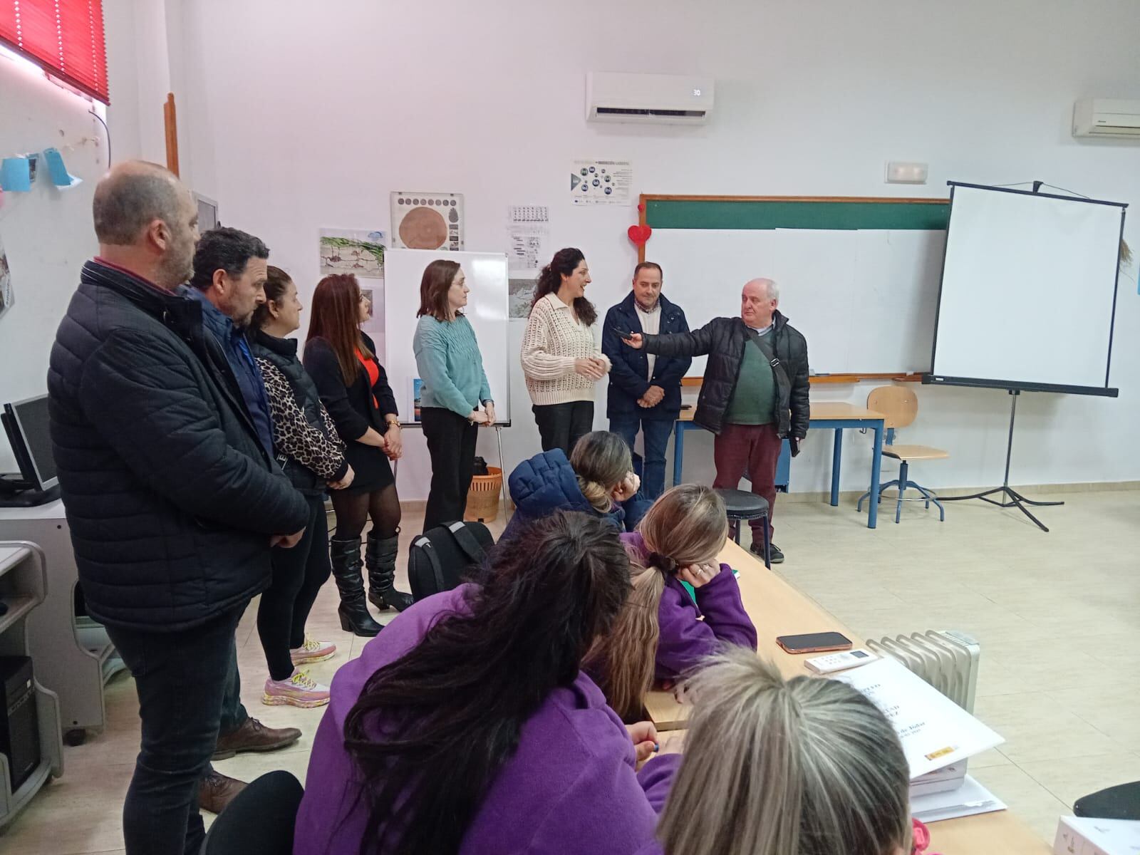 Intervención de la delegada, Ana Belén Mata, se dirige al alumnado, en presencia de los concejales