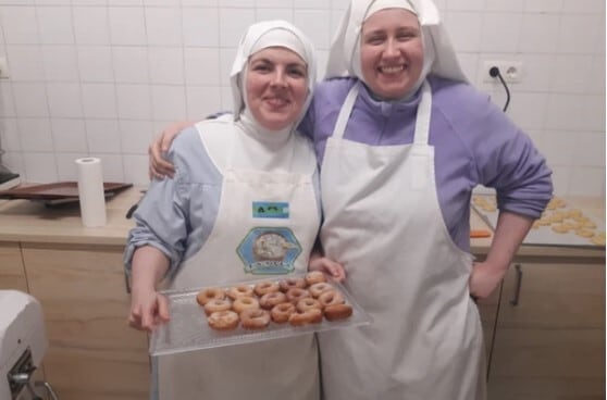 Dos de las monjas clarisas de Orduña con sus rosquillas