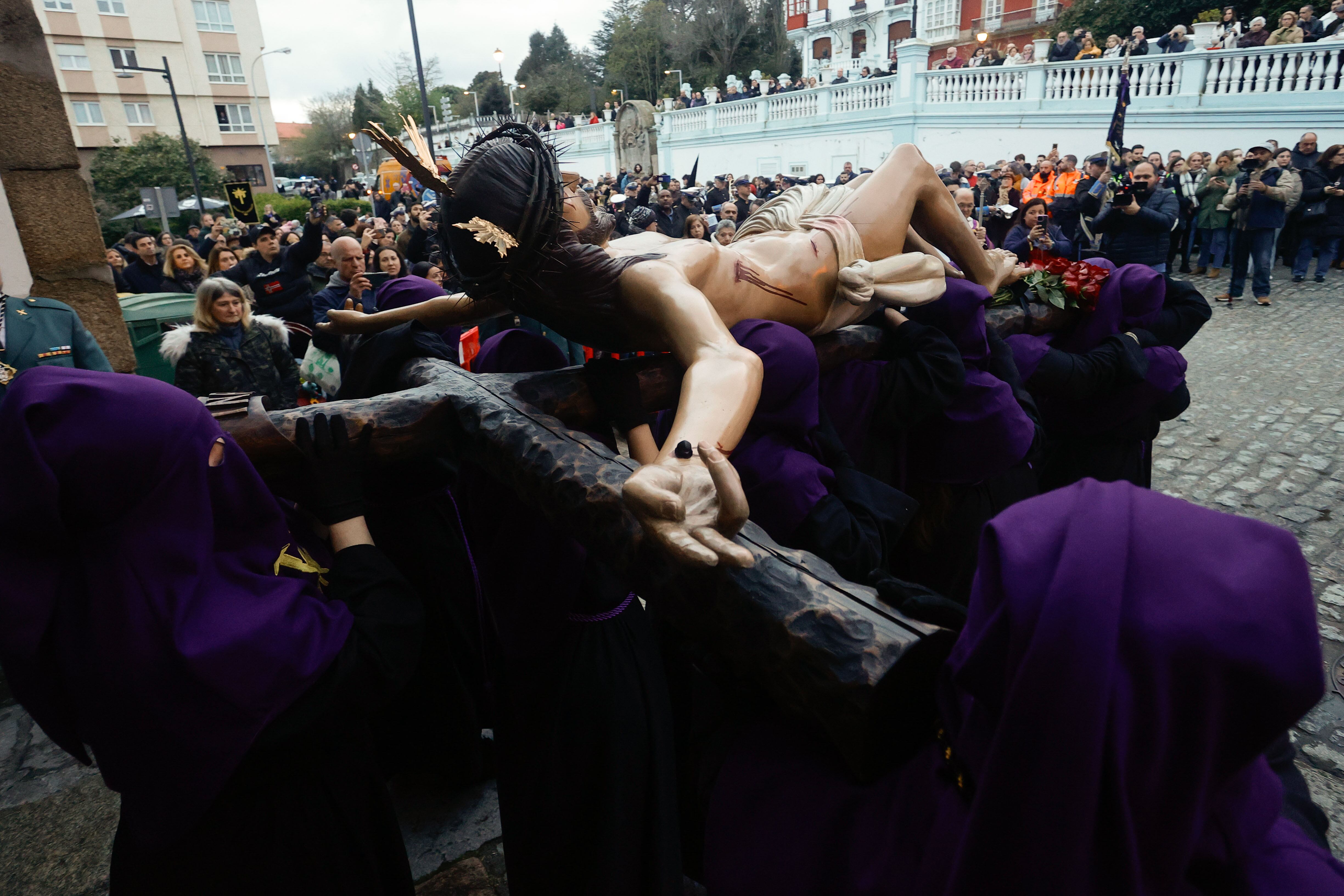 Procesión del Cristo de la buena muerte, de la cofradía de la Soledad, en Martes Santo 2024. EFE/ Kiko Delgado