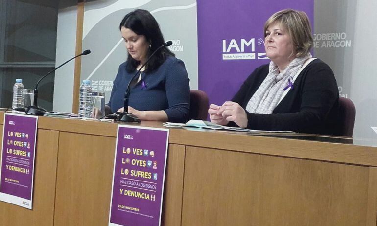 La directora del Instituto Aragonés de la Mujer, Natalia Salvo, junto a la trabajadora social Beatriz Pérez