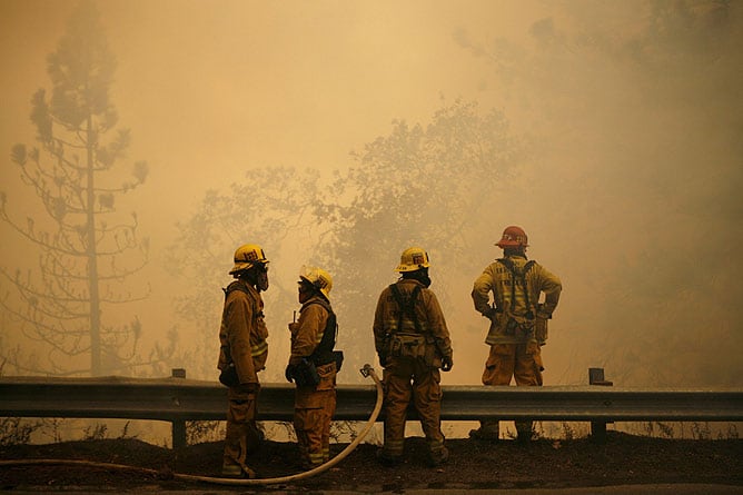 Bomberos en la ciudad de Running Springs.