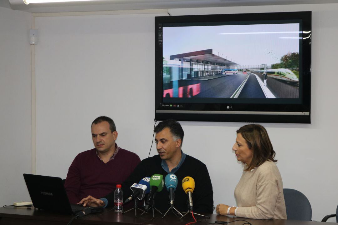 Los arquitectos Javier Terán y Agustín Montes junto a la alcaldesa de Ronda durante la presentación del proyecto el pasado mes de diciembre.